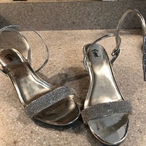 Fioni size 9 Wide silver heels